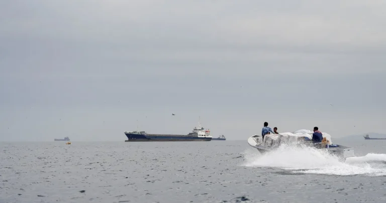 واشنطن تبدأ حصار موانئ إيران وتدفع بـ15 سفينة إلى مضيق هرمز واشنطن تبدأ حصار موانئ إيران وتدفع بـ15 سفينة إلى مضيق هرمز