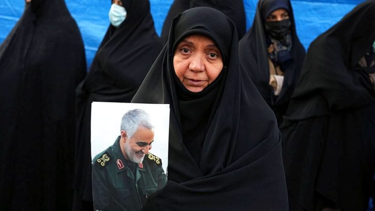 واشنطن تعتقل قريبتين لقاسم سليماني وتلغي إقامتهما تمهيدًا لترحيلهما