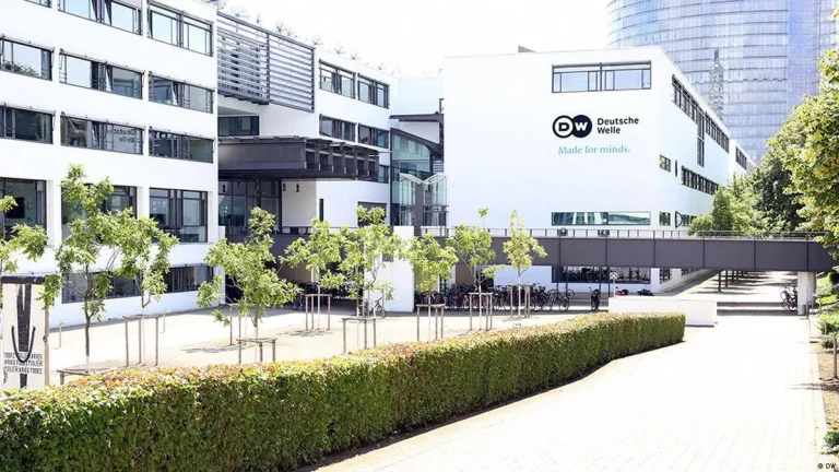 وتواجه دويتشه فيله احتمال إغلاق خدمتها اليونانية وإيقاف عدد من البرامج