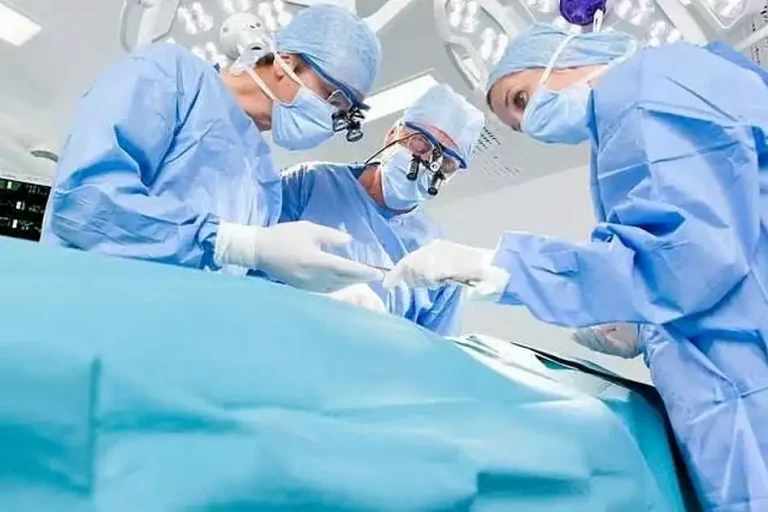 أطباء دبي يعيدون بناء وجه رجل بعد تعرضه لحادث خطير خلف كسوراً معقدة