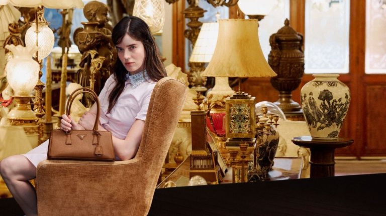 أكسسوارات
Prada Galleria من ميلانو إلى العالم… قصة حقيبة
19 أيار 2026 أكسسوارات
Prada Galleria من ميلانو إلى العالم… قصة حقيبة
19 أيار 2026