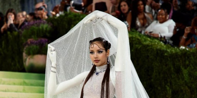 إطلالات النجمات تمزج بين التفاصيل الدرامية واللمسات الغريبة في حفل Met Gala 2026