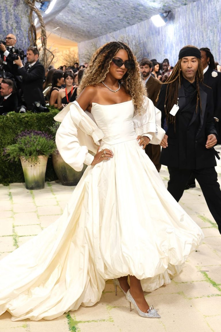 إطلالات النجوم
                        سحر اللون الأبيض يسرق الأضواء في حفل Met Gala 
                        
                            05 أيار 2026