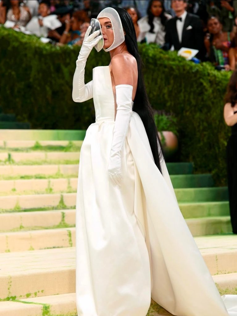 إطلالات النجوم
                        كايتي بيري تلفت الأنظار بإطلالتها الغريبة في Met Gala 
                        
                            05 أيار 2026