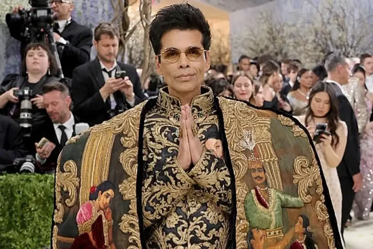 استغرق ظهور كاران جوهر لأول مرة في حفل Met Gala أكثر من 5600 ساعة، وهو مطلي يدويًا بالكامل