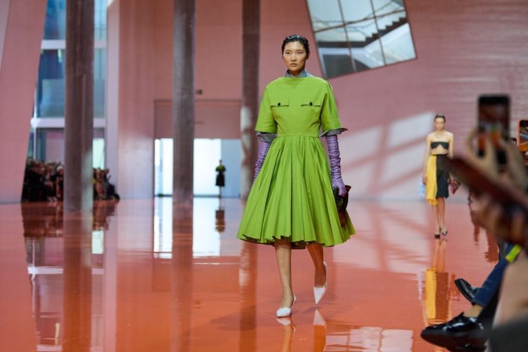 اللون الأخضر يسيطر على موضة ربيع وصيف 2026… انتعاش وأناقة طبيعية اللون الأخضر يسيطر على موضة ربيع وصيف 2026… انتعاش وأناقة طبيعية