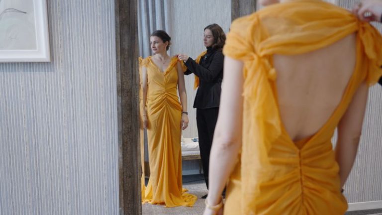 بالفيديو: كلوي مال تستعد لحضور حفل Met Gala