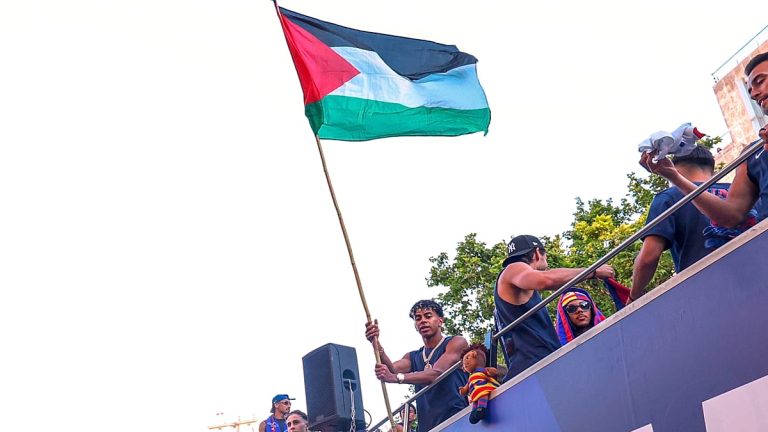 بعد أن ظهر ملوّحاً بالعلم الفلسطيني.. لامين يامال يُشعل الجدل مجدداً حول حدود تداخل السياسة بالرياضة