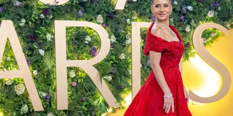 بعيدا عن الأسود.. أجمل فساتين سهرة ملّونة لفتت أنظارنا في  حفل 2025 Joy Awards