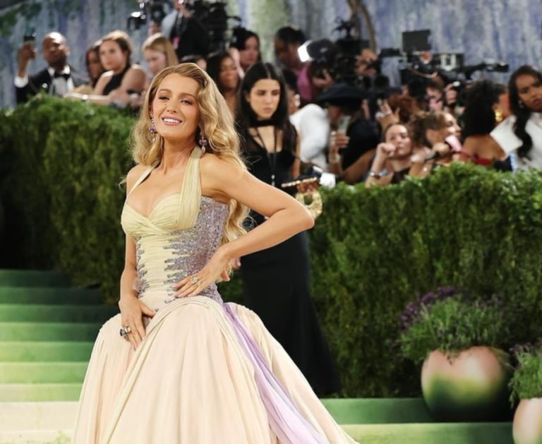 بليك ليفلي بتحفة فنية أرشيفية من Atelier Versace لعام 2006