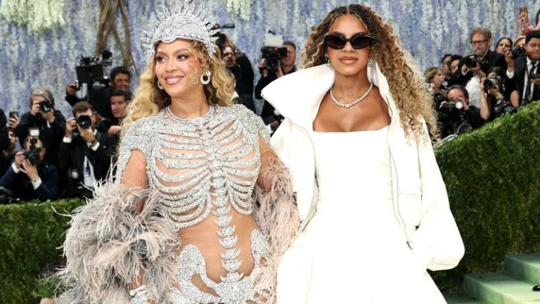 بيونسيه تحضر Blue Ivy لأول مرة في حفل Met Gala بيونسيه تحضر Blue Ivy لأول مرة في حفل Met Gala