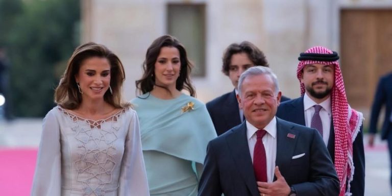 سيدات العائلة الملكية الأردنية يتألقون بإطلالات تراثية… وإكسسوار الأميرة رجوة يسرق الأضواء