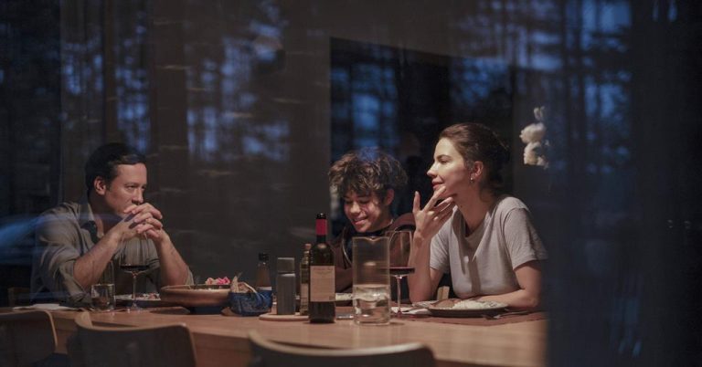 مراجعة "Minotaur": أندريه زفياجينتسيف يعيد إنتاج فيلم "الزوجة الخائنة" للمخرج كلود شابرول باعتباره فيلم إثارة محلي نقي | التعليقات