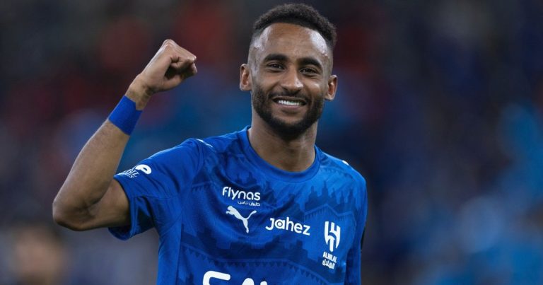 شاهد.. ولي العهد السعودي يسلّم كأس الملك إلى سالم الدوسري قائد الهلال