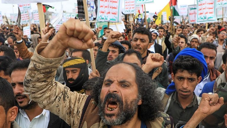 هل ساعدت واشنطن الحوثيين من دون قصد؟ تقارير تكشف وقوع معدات ممولة أميركيًا في أيديهم