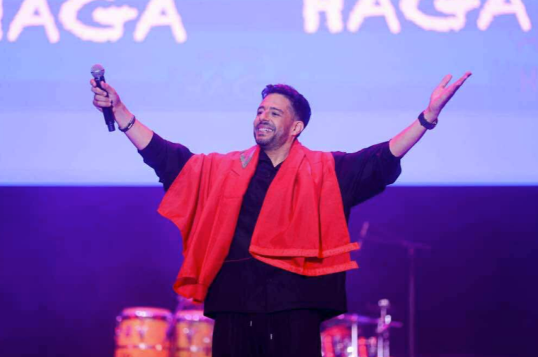 محمد حماقي يشعل منصة النهضة بقميص المنتخب المغربي