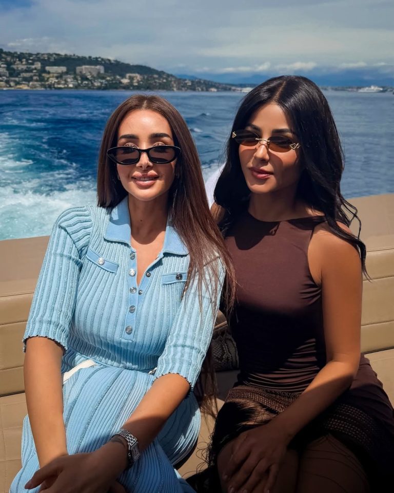 إطلالات النجوم
مهيرة عبد العزيز وهنا الزاهد في الريفييرا الفرنسية: بنّي داكن وأزرق سماوي يختصران صيف 2026
05 حزيران 2026 إطلالات النجوم
مهيرة عبد العزيز وهنا الزاهد في الريفييرا الفرنسية: بنّي داكن وأزرق سماوي يختصران صيف 2026
05 حزيران 2026