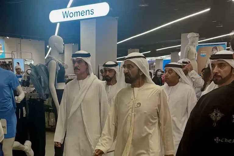 انظر: الشيخ محمد يزور متجر بريمارك في دبي مول انظر: الشيخ محمد يزور متجر بريمارك في دبي مول