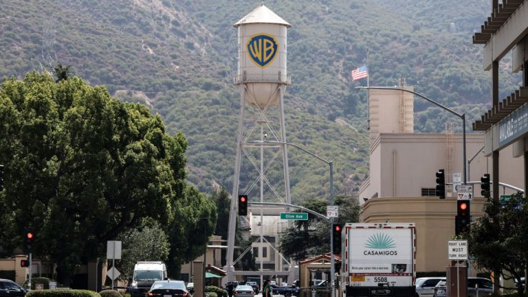 عمال الترفيه يعارضون اندماج Paramount-WBD في قاعة المدينة عمال الترفيه يعارضون اندماج Paramount-WBD في قاعة المدينة