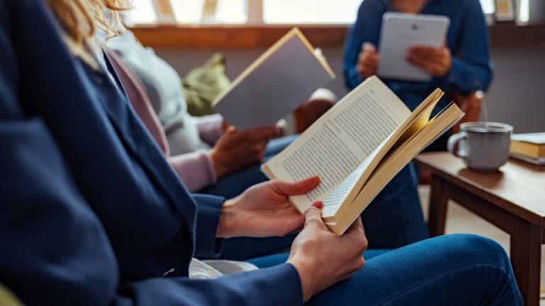 هل تم إطلاق النار على مدى انتباهك؟ تعزيز صحة الدماغ من خلال قراءة كتاب هل تم إطلاق النار على مدى انتباهك؟ تعزيز صحة الدماغ من خلال قراءة كتاب